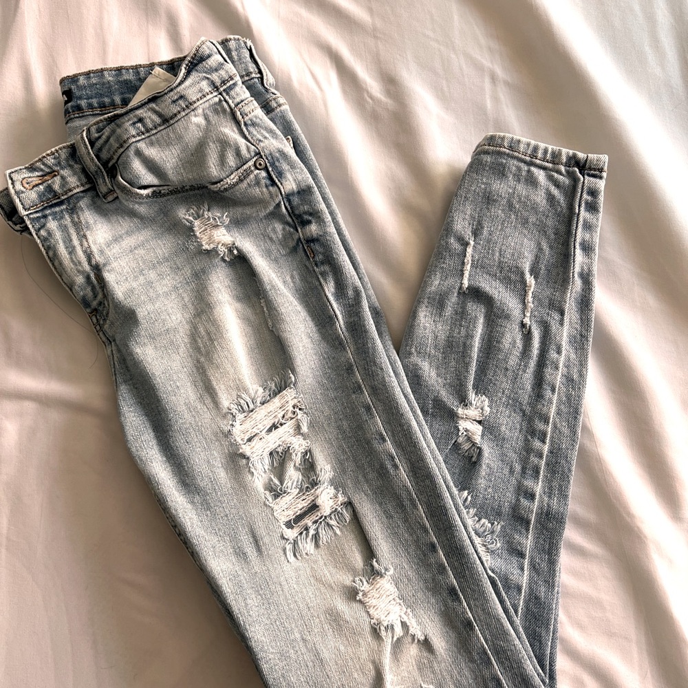 NWOT FASHION NOVA RIPPED LIGHT JEANS